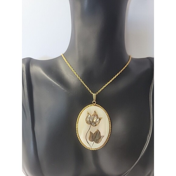Vintage Gold Tone Mother of Pearl Pendant Necklace Abalone Inlay Leaf Design - Picture 6 of 16